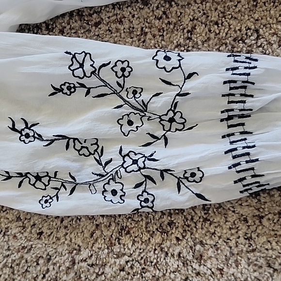 Gauzy white embroidered blouse - Picture 2 of 4